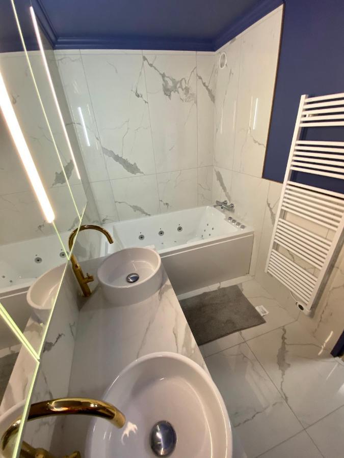 شقة Luxury Paris La Vie En Rose Jacuzzi Terrasse Parking المظهر الخارجي الصورة